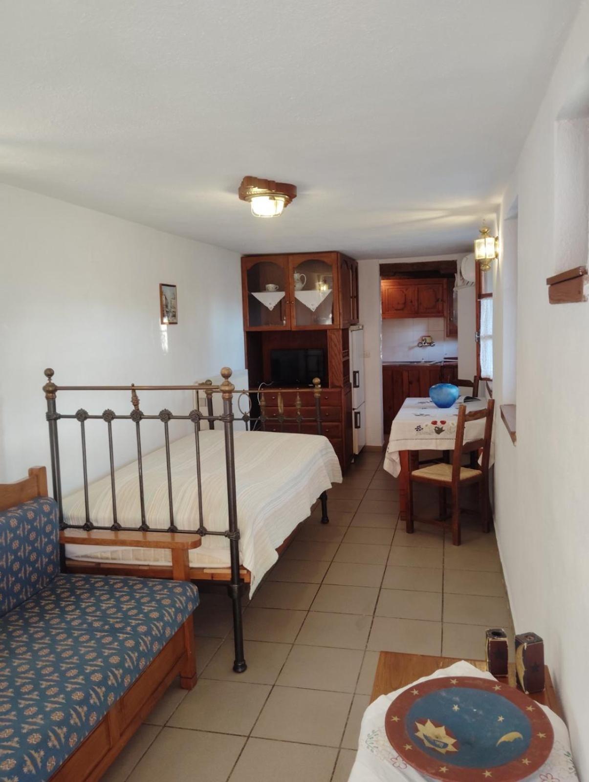 Guesthouse Apanemia 아피소스 외부 사진